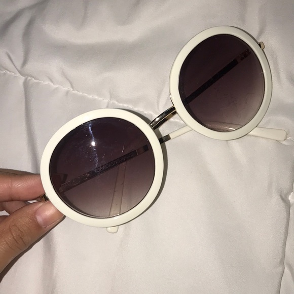 Tobi Accessories - ⚡️WHITE CIRCLE RIM SUNGLASSES⚡️